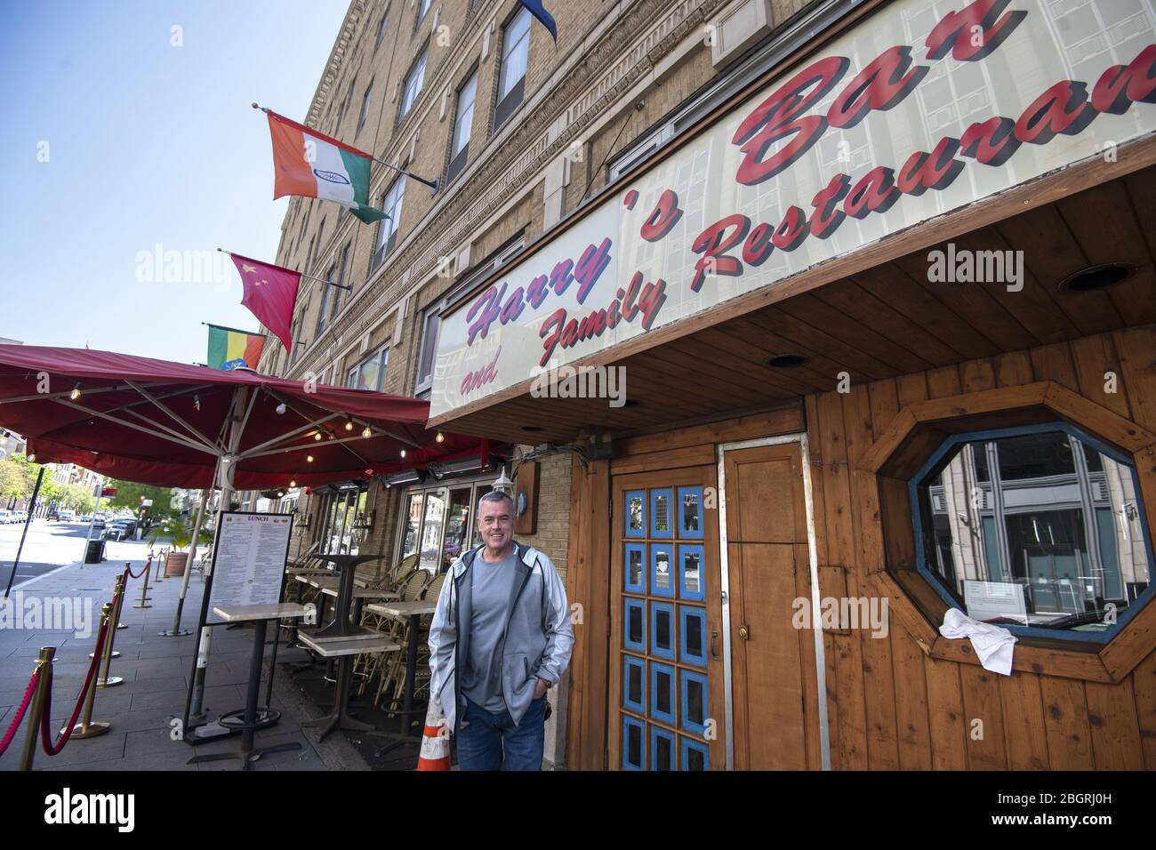 Washington, Usa. April 2020. John Boyle steht vor seinem beliebten Harry's Bar and Restaurant, das am Mittwoch, den 22. April 2020, in der Innenstadt von Washington, DC geschlossen ist. Bürogebäude, Einzelhandelsgeschäfte und Restaurants sind im Grunde geschlossen Innenstadt in der Hauptstadt der Nation aufgrund COVID-19. Je nachdem, wie lange die Abschaltung dauern wird, sagen einige, dass 30 % bis 50 % der Restaurants und Bars in DC nicht wieder geöffnet werden können. Foto von Pat Benic/UPI Quelle: UPI/Alamy Live News Stockfoto