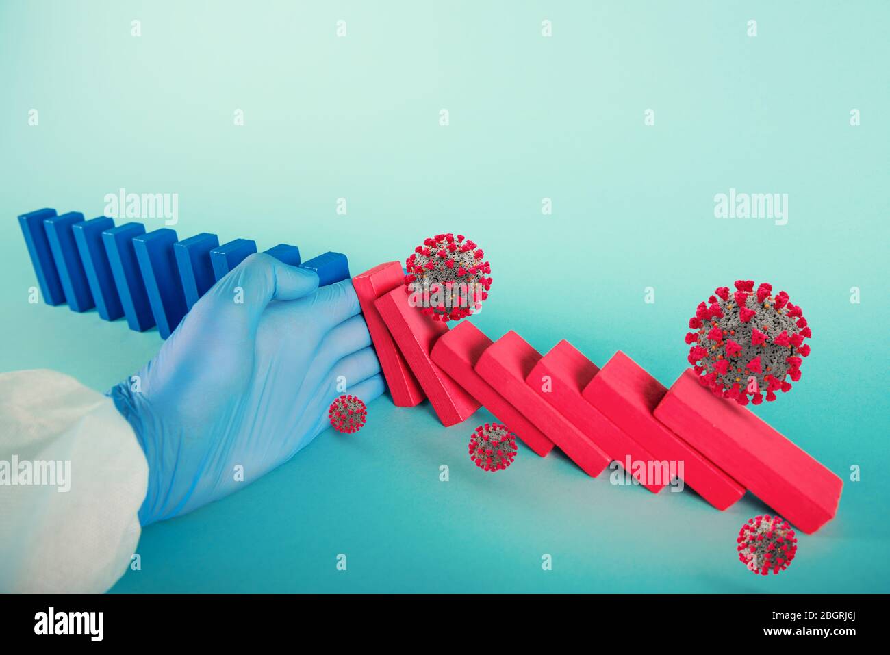 Konzept der covid19 Coronavirus Pandemie mit fallenden Kette wie ein Domino-Spiel. Ansteckung und Infektionsverlauf wurden durch eine Hand eines Arztes gestoppt. Zyan Stockfoto