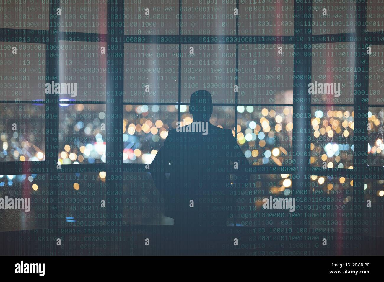 Mann blickt aus dem Fenster in Lichter auf die Stadt. Doppelbildschirm Stockfoto