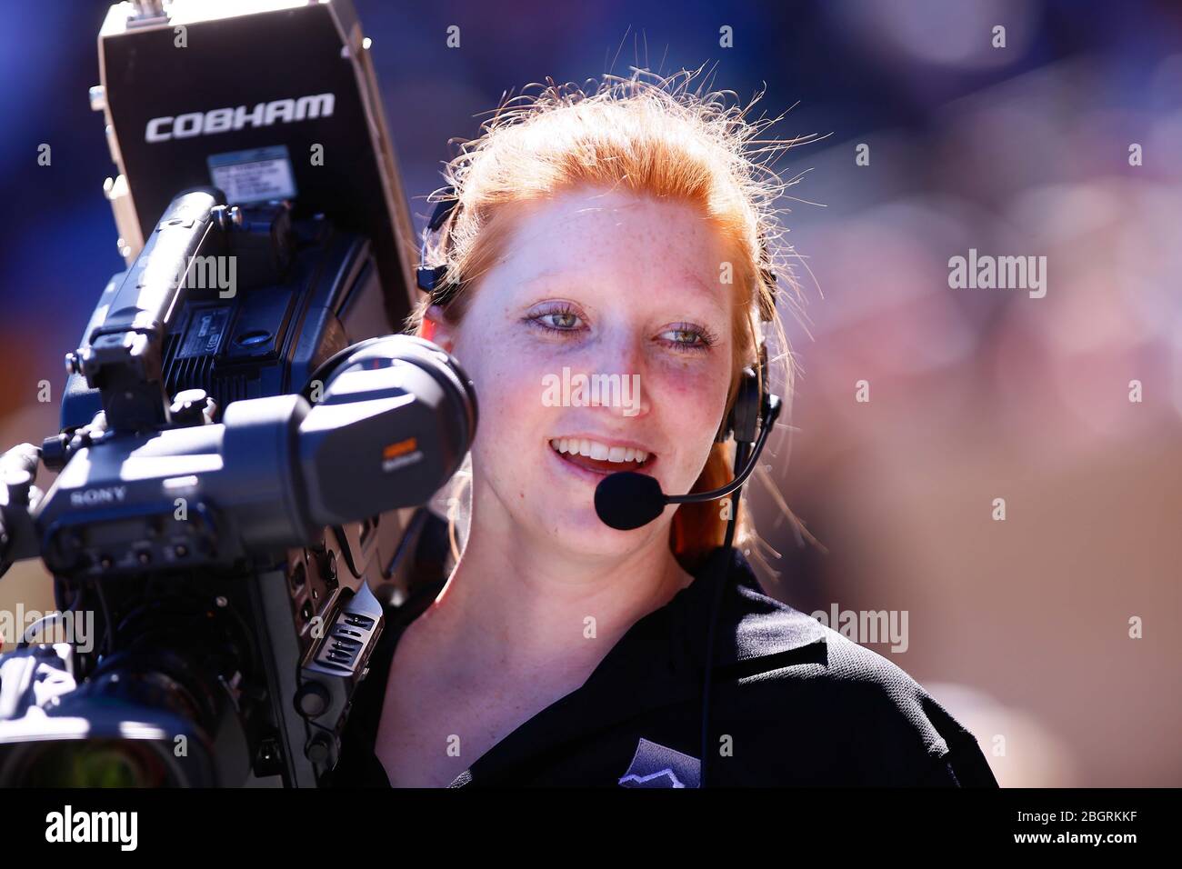 Weiblicher Videokamerabetreiber. Kameramann. Mujer operadora de camara de Video. camarógrafa. spectos durante el juego entre Arizona vs Colorado en el S Stockfoto