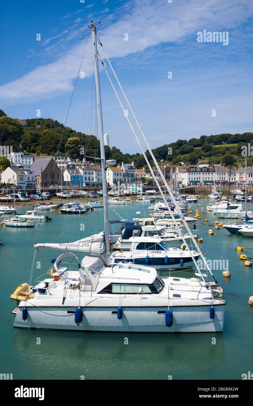 Sportboote - Yachten, Kreuzer und Schnellboote - vor Anker in St Aubin's Bay, Gemeinde St. Brelade Jersey, Channel Isles Stockfoto