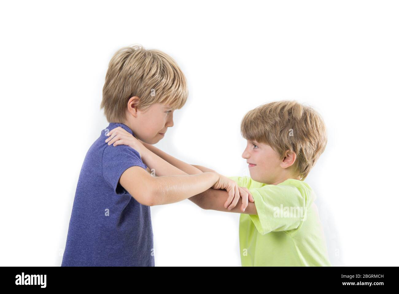 Zwei Kinder kämpfen, Geschwister, Freunde kämpfen isoliert auf weißem Hintergrund Stockfoto