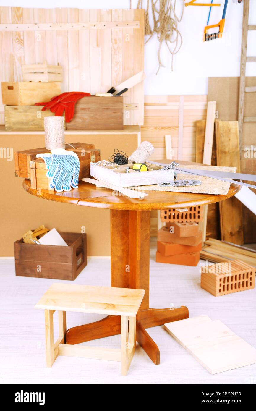 Arbeitswerkzeuge in der Werkstatt Stockfoto