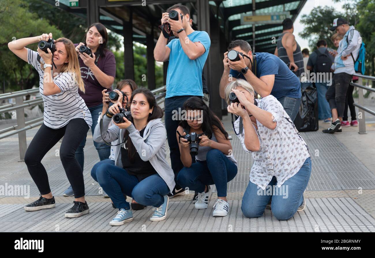 Buenos Aires, Argentinien - April 13 2019: Gruppe A Studenten der Fotografie Vorschau der Komposition, um eine Aufgabe in den Straßen von Buenos zu vervollständigen Stockfoto