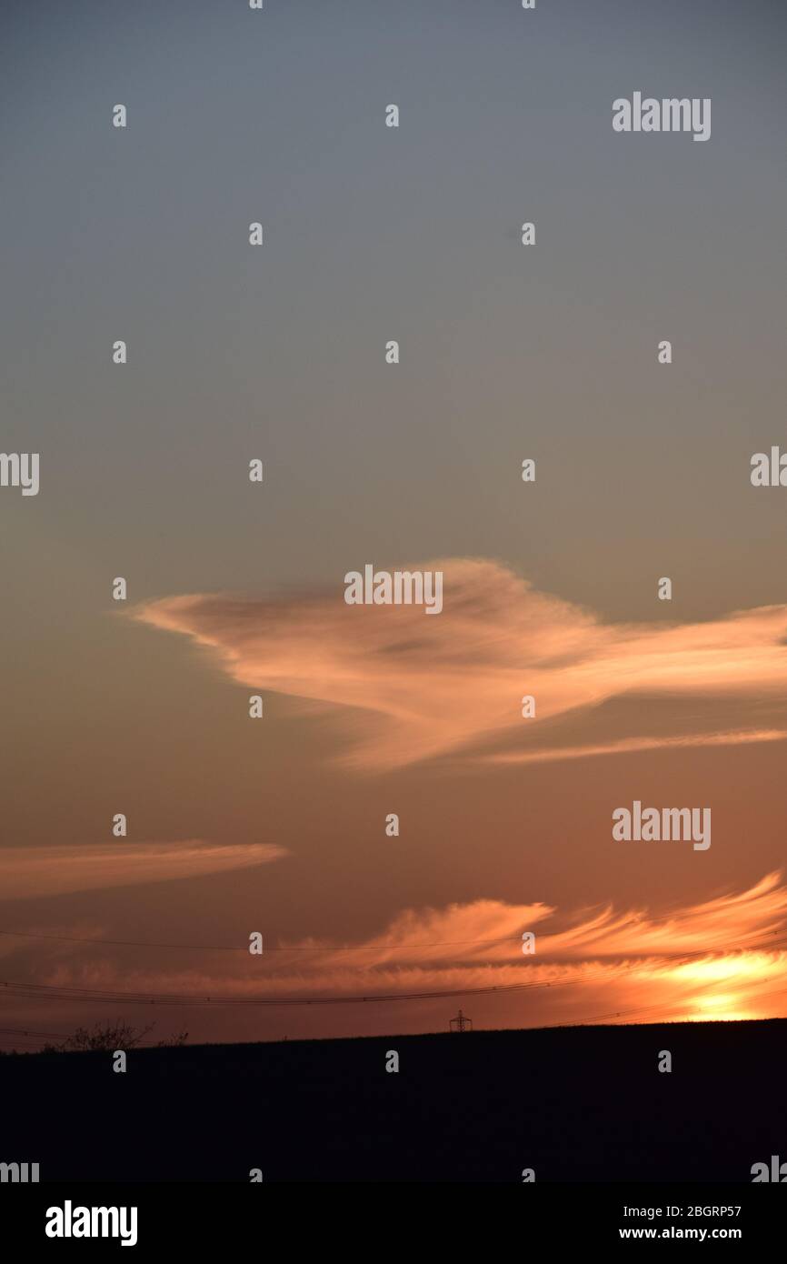 Strahlender Himmel und Raumschiff Wolken über eccleston st helens merseyside bei einem Frühlingssonner. Stockfoto