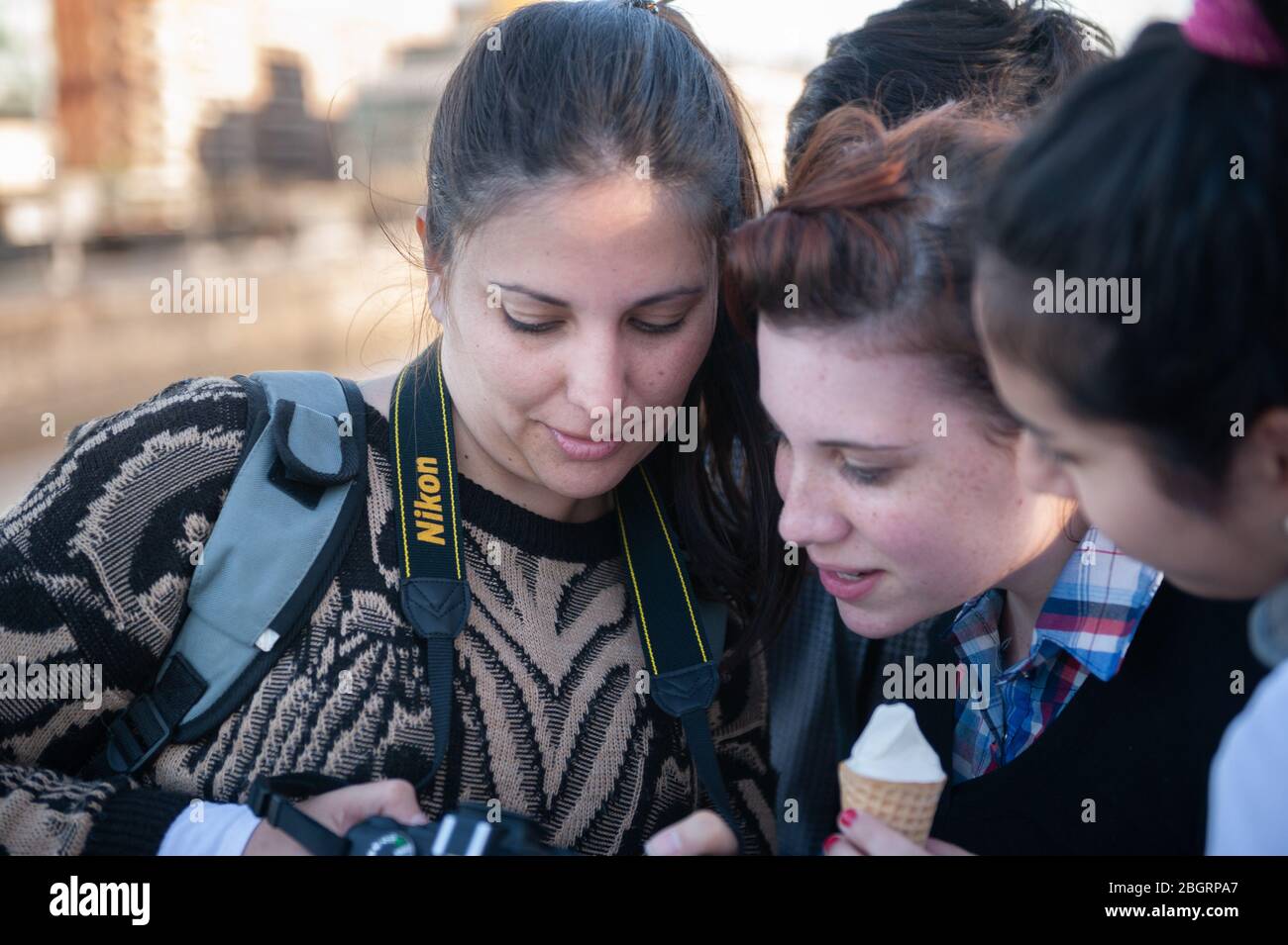 Buenos Aires, Argentinien - September 09 2014: Gruppe A junge Frauen, die die Bilder auf dem Kamerabild betrachten und überprüfen Stockfoto