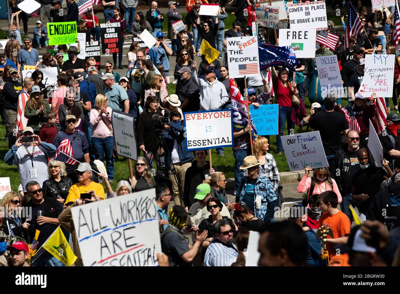 Rund 2,000 Menschen protestieren während der COVID-19-Pandemie in der Hauptstadt des Bundesstaates Washington am Sonntag, den 19. April, gegen die Beschränkungen des Aufenthalts im eigenen Haus. Stockfoto