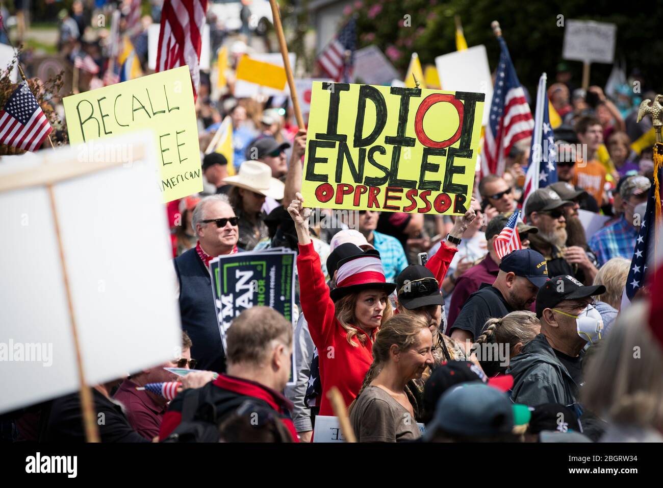 Eine Frau hält ein Schild, das Washington State Governor Jay Inslee einen „Unterdrücker“ bei einem Protest gegen die Stay-at-Home-Beschränkungen während der COVID-19 pa nennt Stockfoto