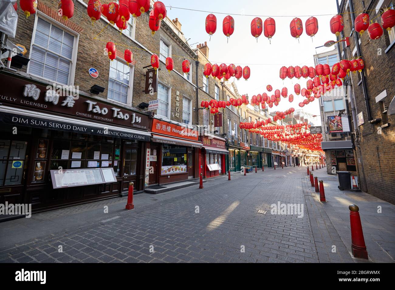London, Großbritannien - 22 Apr 2020: Londons Chinatown, während der Sperrung des Coronavirus verlassen. Stockfoto