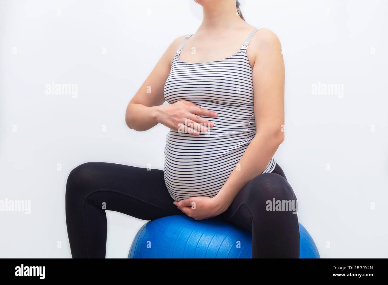 Pränatale (Schwangerschaft) Übungen mit Fitball. Schwangere Frau Training mit Geburtsball Stockfoto
