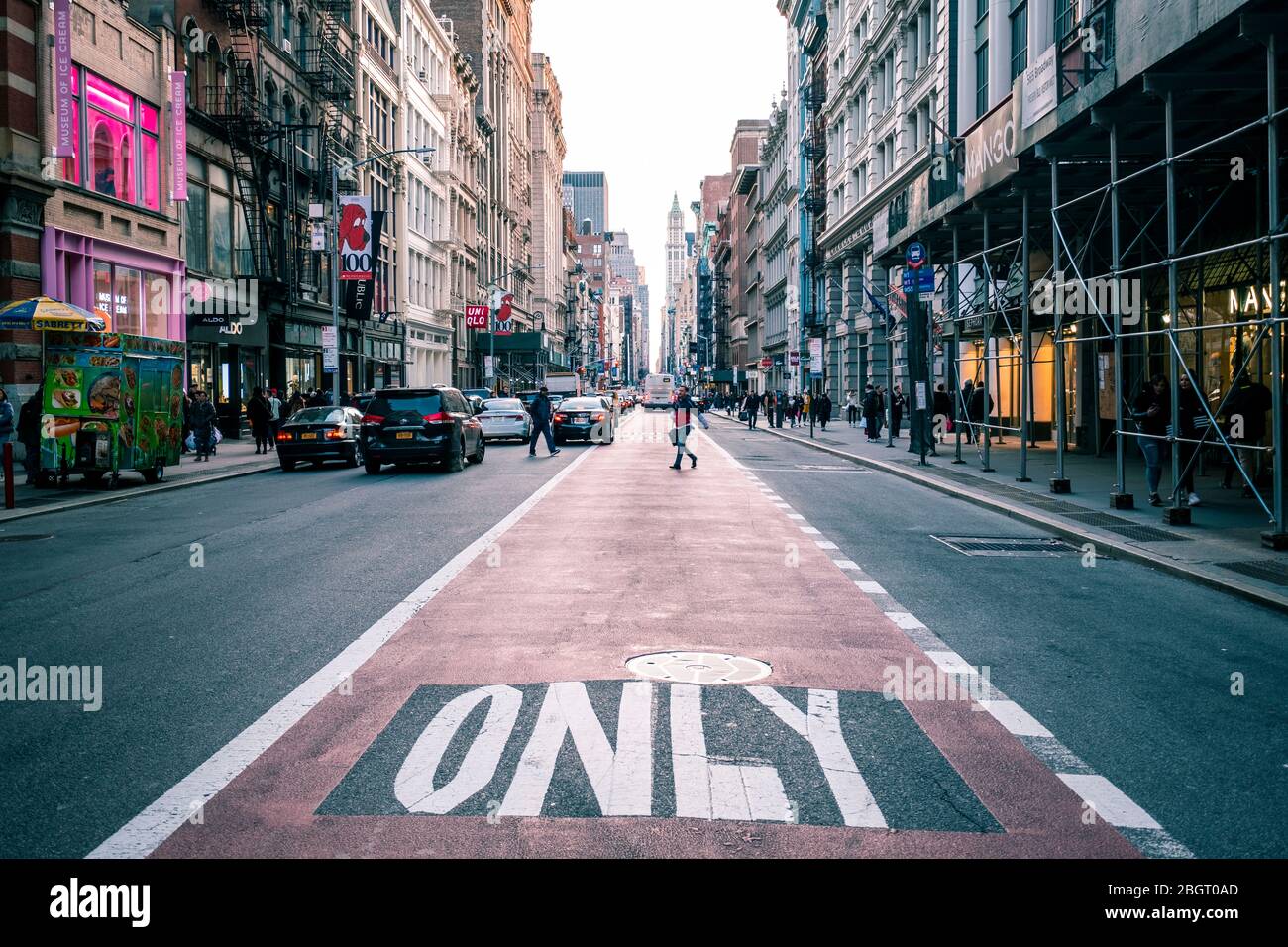 New York City Straße in Manhattan. Nicht identifizierte Personen auf der Straße. Urbaner Großstadtleben Konzept Hintergrund. NEW YORK, USA Stockfoto