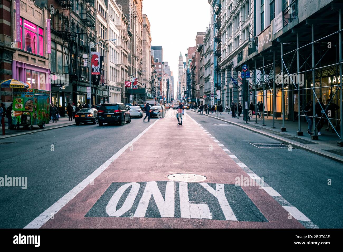 New York City Straße in Manhattan. Nicht identifizierte Personen auf der Straße. Urbaner Großstadtleben Konzept Hintergrund. NEW YORK, USA Stockfoto