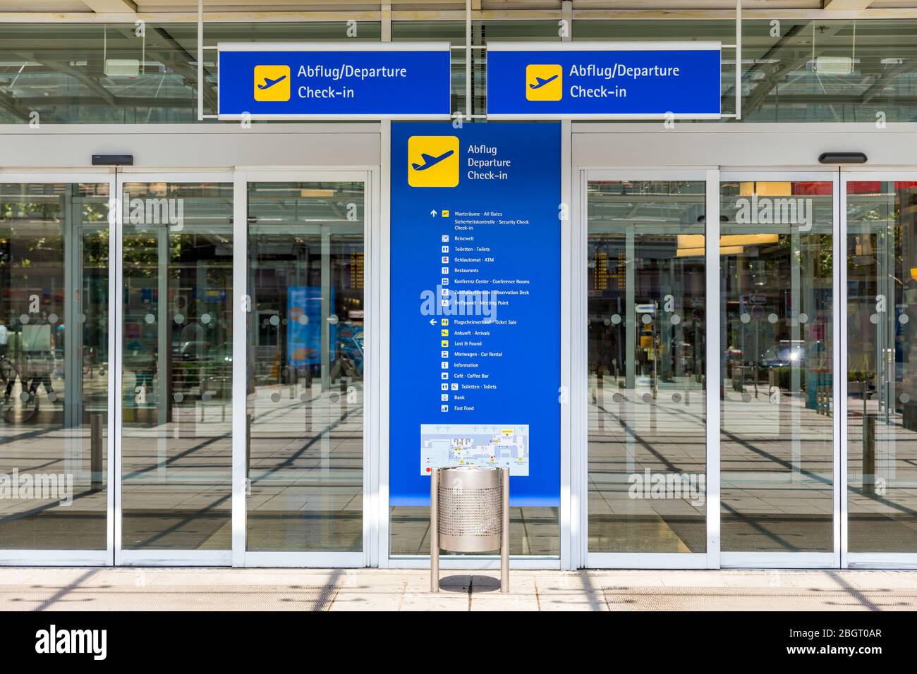 Flughafen Terminal Gate Eingang und automatische Glastür mit Info Text in Deutsch und Englisch. Modernen Flughafen Glaswand Gang für Fenster und Türen Stockfoto