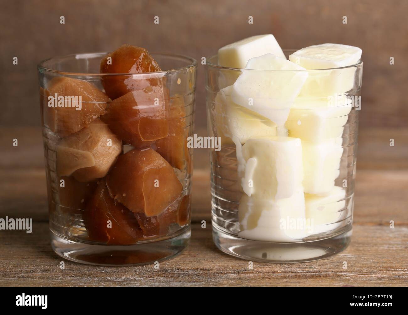 Eiskaffee und milchige Würfel in Glas auf Holzhintergrund Stockfotografie -  Alamy