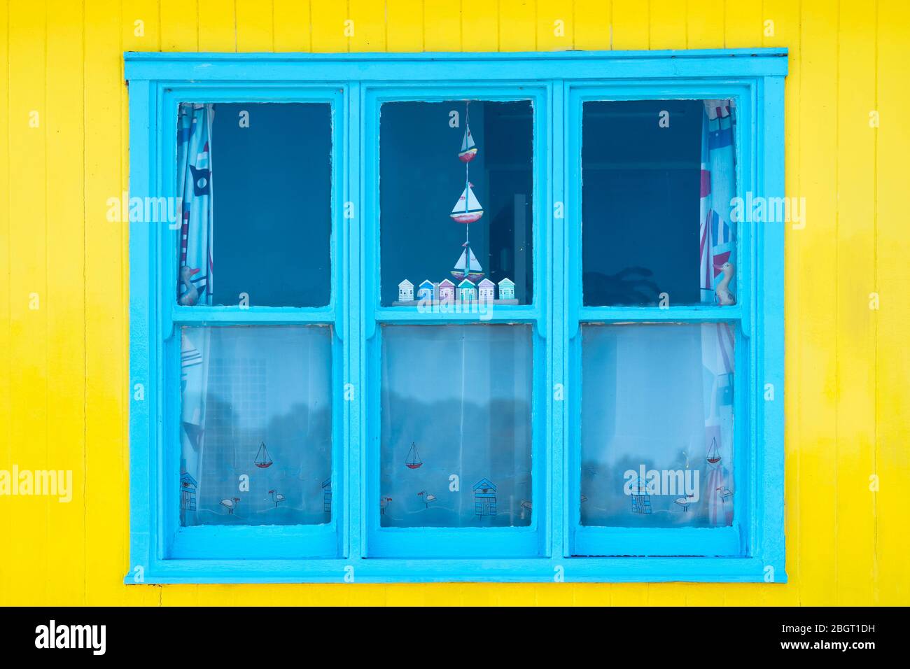 Hellgelb und blau gestrichene Strandhütte am Meer Haus im Resort Rozel in St. Martin Region von Jersey, Channel Isles Stockfoto