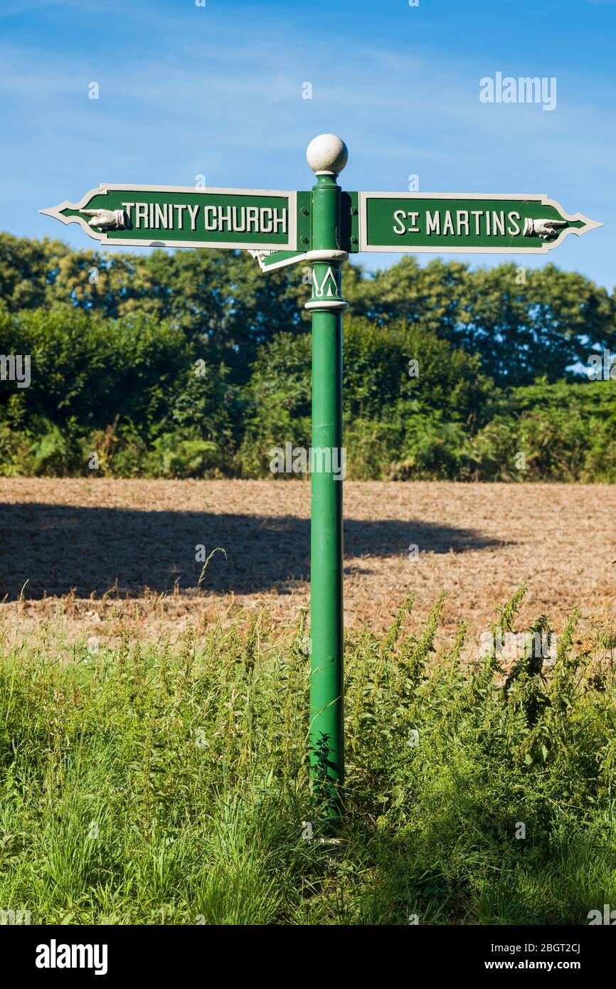 Wegweiser zu St Martins und Trinity Church in Jersey, Channel Isles Stockfoto