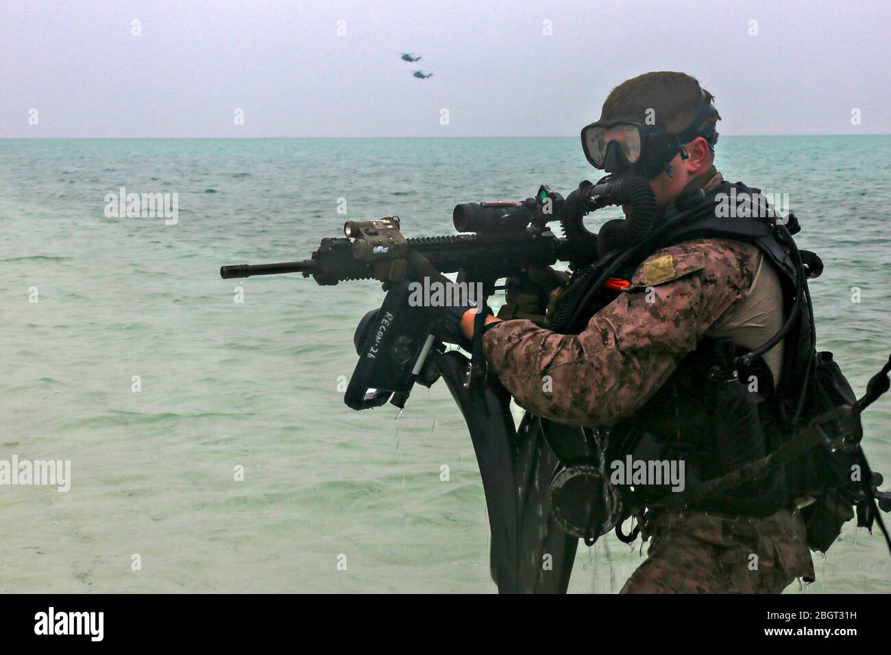 US Reconnaissance Marines, die der Maritime RAID Force, 26. Marine Expeditionary Unit zugewiesen sind, führen am 21. April 2020 eine Ausbildung zur Strandinfiltration auf der Insel Karan, Saudi Arabien, durch. Stockfoto