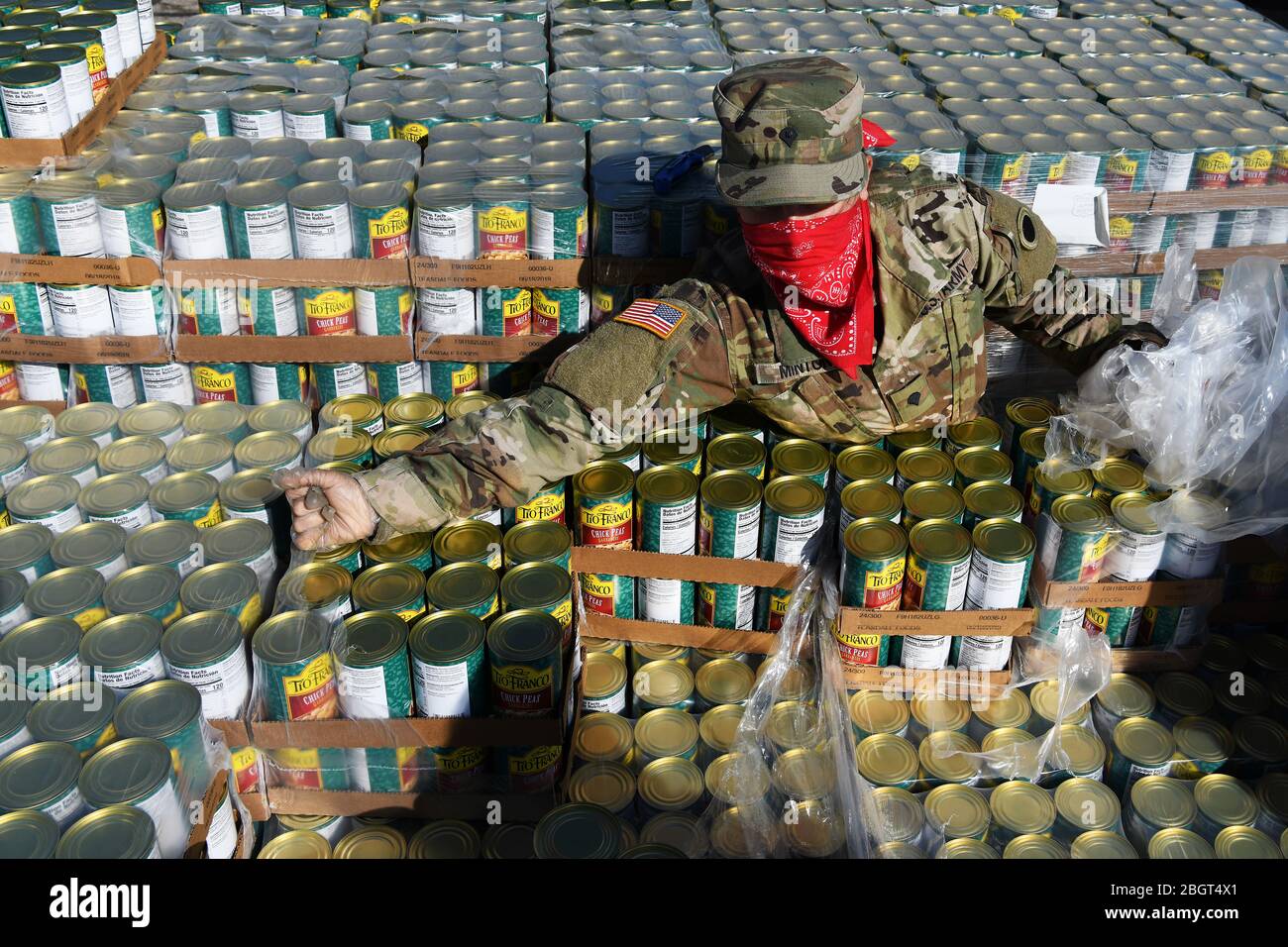 Soldaten der Ohio National Guard organisieren Konserven in einer mobilen Speisekammer als Reaktion auf COVID-19, Coronavirus Nahrungsmittelknappheit an der Wright State University 21. April 2020 in Fairborn, Ohio. Stockfoto