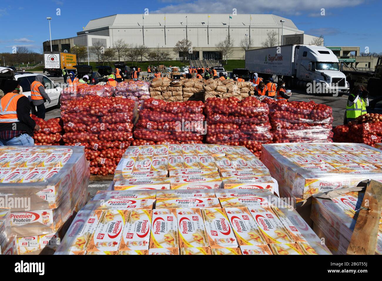 Soldaten der Ohio National Guard organisieren Lebensmittel, die in Paletten auf einer mobilen Speisekammer im McDrive geliefert werden, als Reaktion auf COVID-19, Coronavirus-Nahrungsmittelknappheit an der Wright State University 21. April 2020 in Fairborn, Ohio. Stockfoto