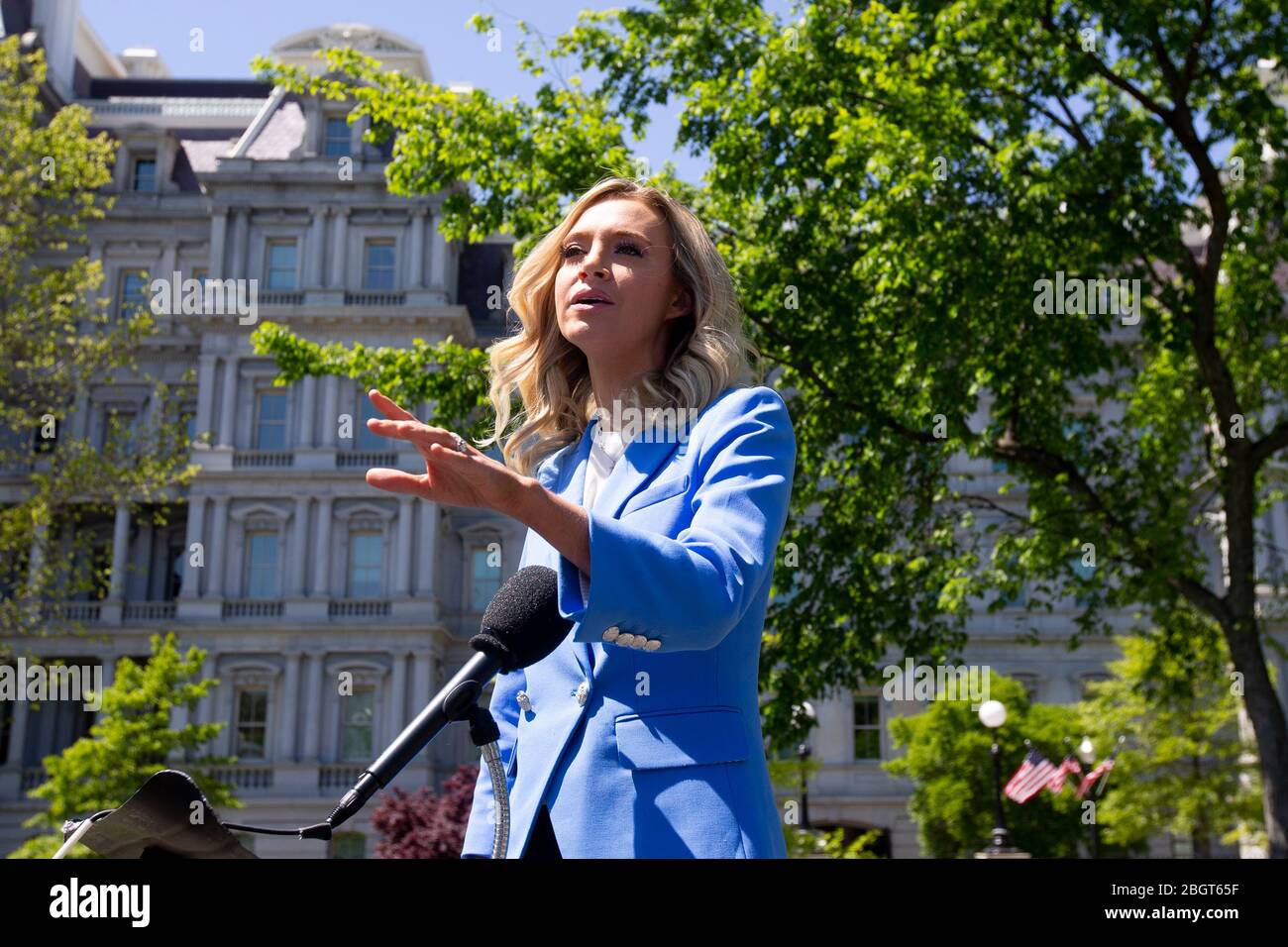 Pressesprecher des Weißen Hauses Kayleigh McEnany beantwortet Fragen von Mitgliedern der Nachrichtenmedien außerhalb des Westflügels des Weißen Hauses in Washington, DC, USA, 22. April 2020.Quelle: Michael Reynolds/Pool via CNP/MediaPunch Stockfoto