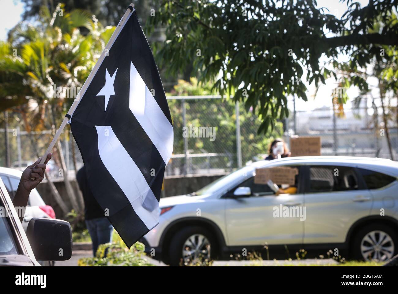 San Juan, Puerto Rico. April 2020. Demonstranten schwenkten eine schwarze Flagge von Puerto Rico in einem Protest, in dem sie mehr Covid 19-Tests unter der Bevölkerung forderten. Die Demonstranten forderten auch einen Plan für eine rasche wirtschaftliche Erholung, nachdem die Regierung Maßnahmen gegen die Ausbreitung des Coronavirus verabschiedet hatte. Auf der Insel, wo 915 Covid-19-infizierte bestätigt wurden, ist bis zum 3. Mai eine Ausgangssperre in Kraft. Kredit: Nahira Montcourt/dpa/Alamy Live News Stockfoto