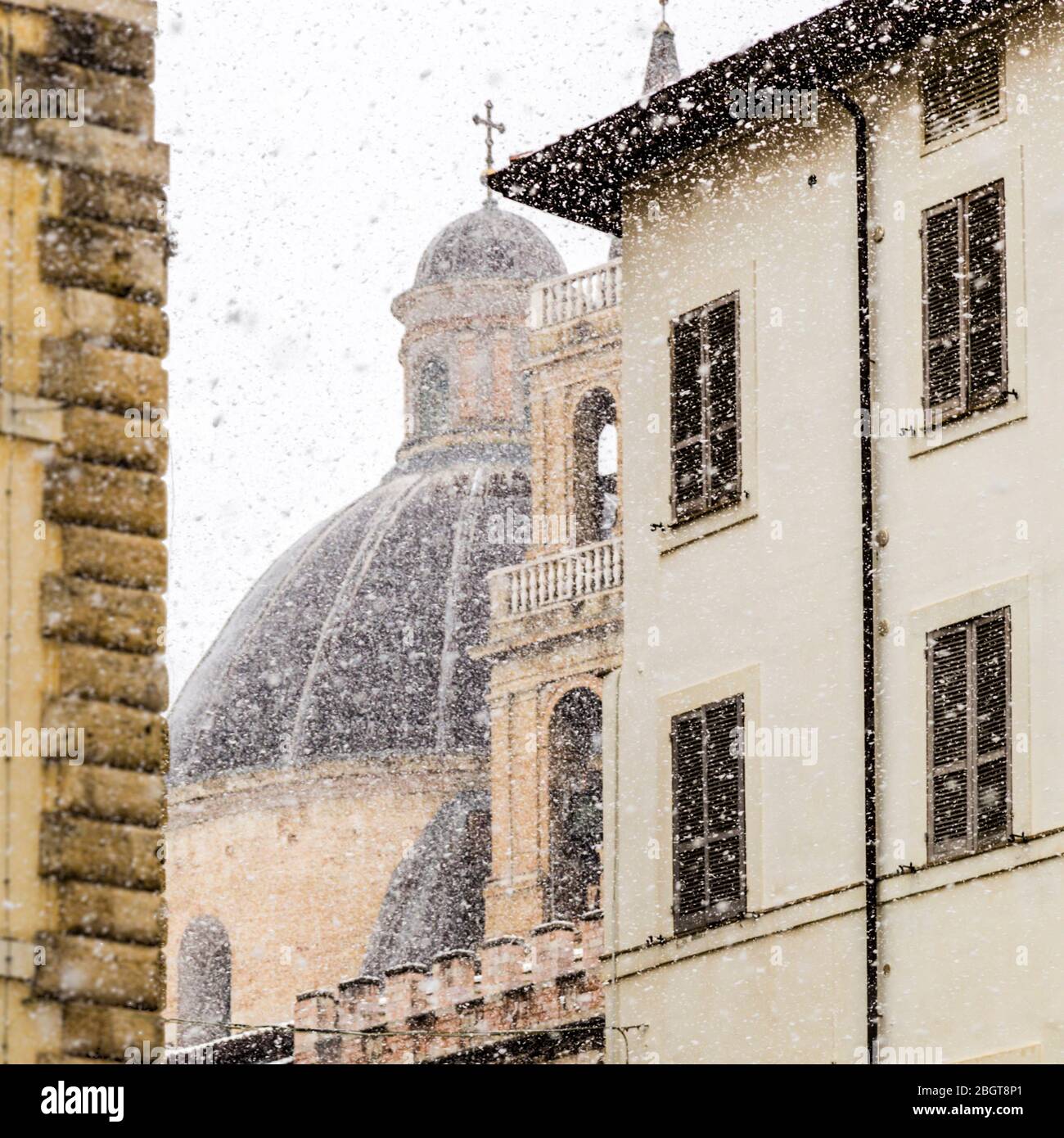 Schneefall im frühen Frühjahr in Foligno, Umbrien, Italien Stockfoto