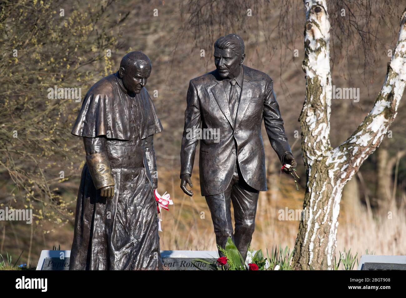 Statue des Heiligen Johannes Paul II. Und des Präsidenten der Vereinigten Staaten Ronald Reagan im Ronald Reagan Park in Danzig, Polen. 5. April 2020 © Wojciec Stockfoto