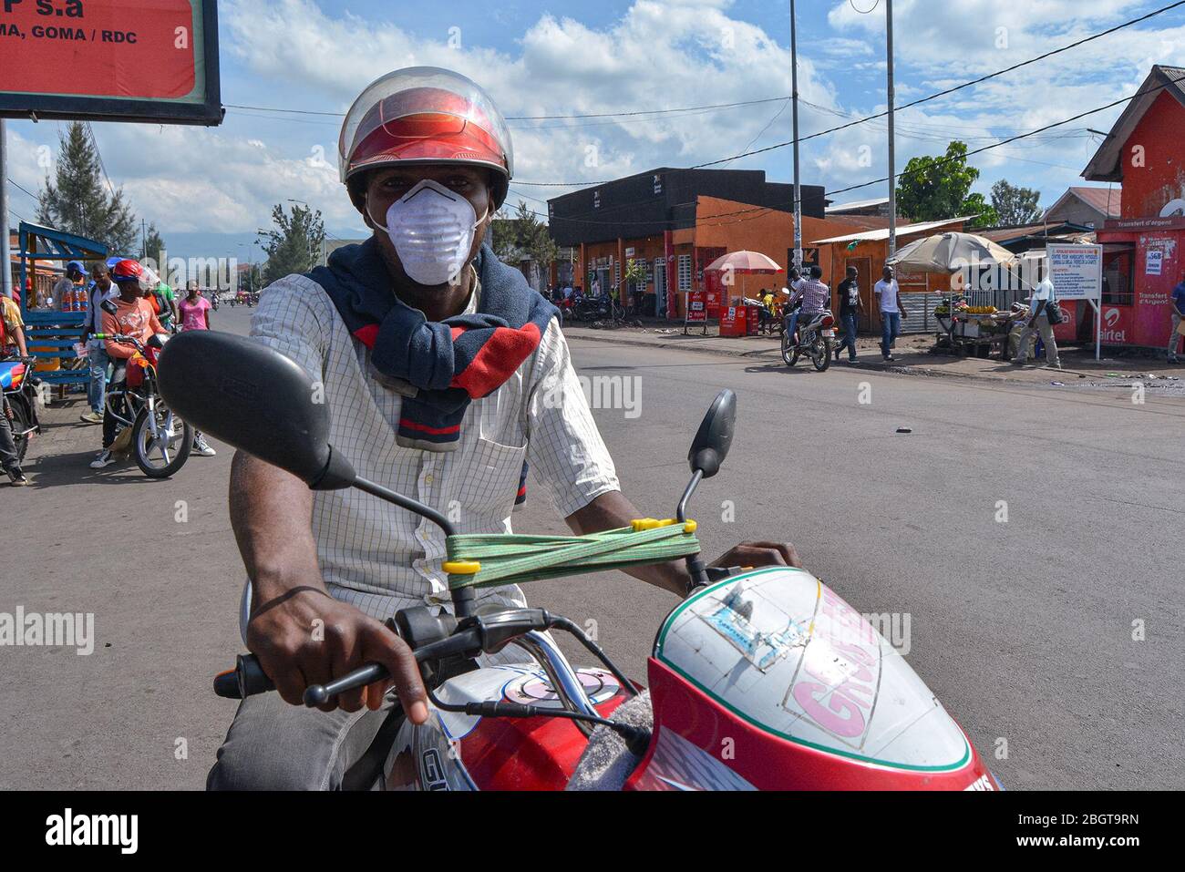Adam Kaliri, ein Motorradtaxi-Fahrer, hat aufgrund von staatlich verordneten Schließungen, die die Ausbreitung des neuen Coronavirus verhindern sollen, seine Geschäfte verloren. (Noella Nyirabihogo, GPJ Demokratische Republik Kongo) Stockfoto
