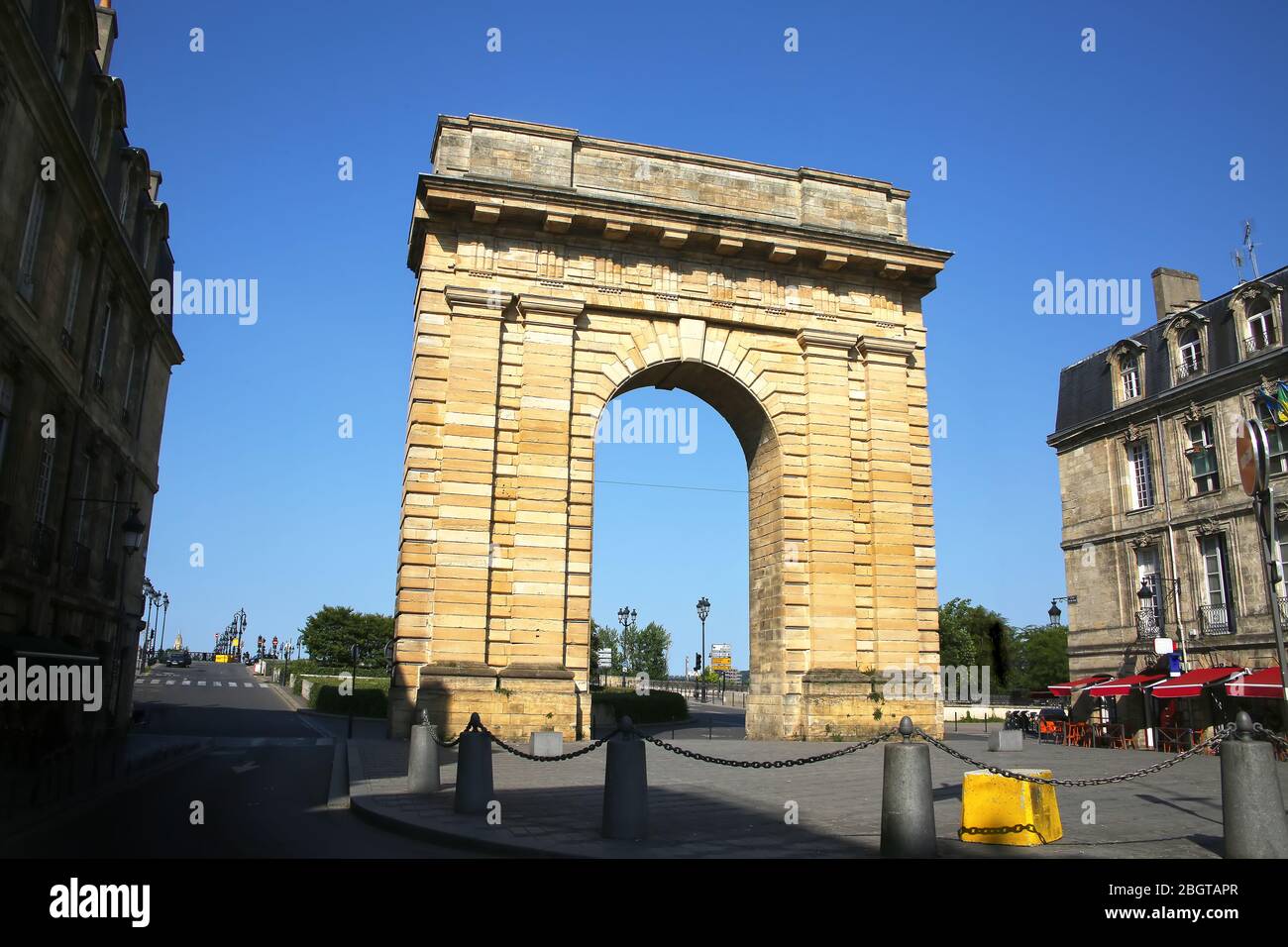 Porte d'Aquitaine ist ein historischer Bogen auf dem Place de la Victoire. Es liegt am Ende der Rue de Catherine, der Einkaufsstraße. Bordeaux, Frankreich. Stockfoto