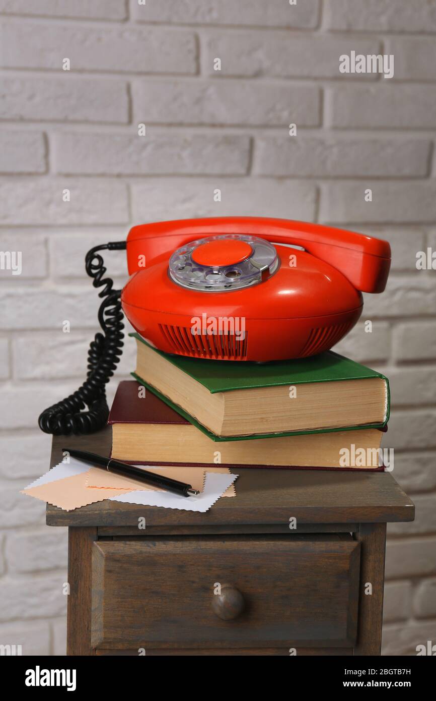 Retro-Telefon am Nachttisch im Zimmer, Nahaufnahme Stockfoto