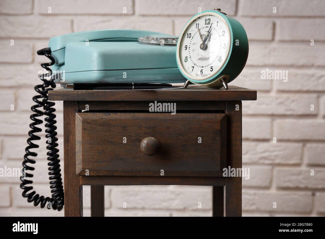 Retro-Telefon am Nachttisch im Zimmer, Nahaufnahme Stockfoto