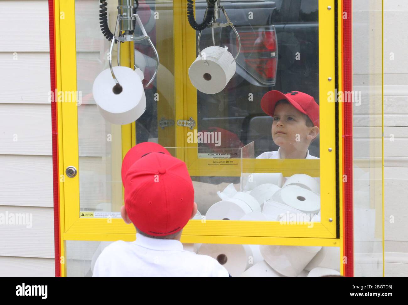 Chesterfield, Usa. April 2020. JJ Hofman (6) führt seine Rolle Toilettenpapier, nachdem er am Mittwoch, den 22. April 2020, in Chesterfield, Missouri mit seiner Klauenmaschine gejagt hat. Da Toilettenpapier knapp war, kaufte der Vater des Jungen James die Klauenmaschine, ersetzte ausgestopfte Tiere durch Toilettenpapier und berechnete den Nachbarn 5 Dollar für drei Versuche. Die Familie brachte 400 Dollar ein und trug damit zum Chesterfield, Missouri Polizeidezernat, für die mit dem Coronavirus verbundenen Kosten bei. Foto von Bill Greenblatt/UPI Quelle: UPI/Alamy Live News Stockfoto