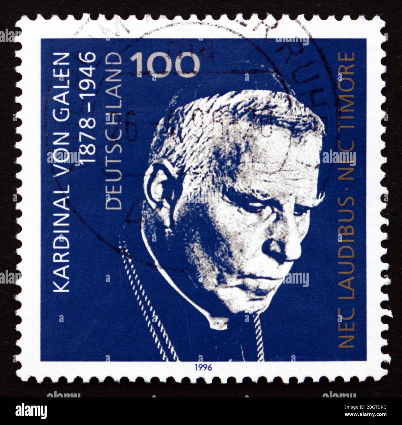 DEUTSCHLAND - UM 1996: Eine in Deutschland gedruckte Briefmarke zeigt Clemens August Graf von Galen, Kardinal der römisch-katholischen Kirche, um 1996 Stockfoto