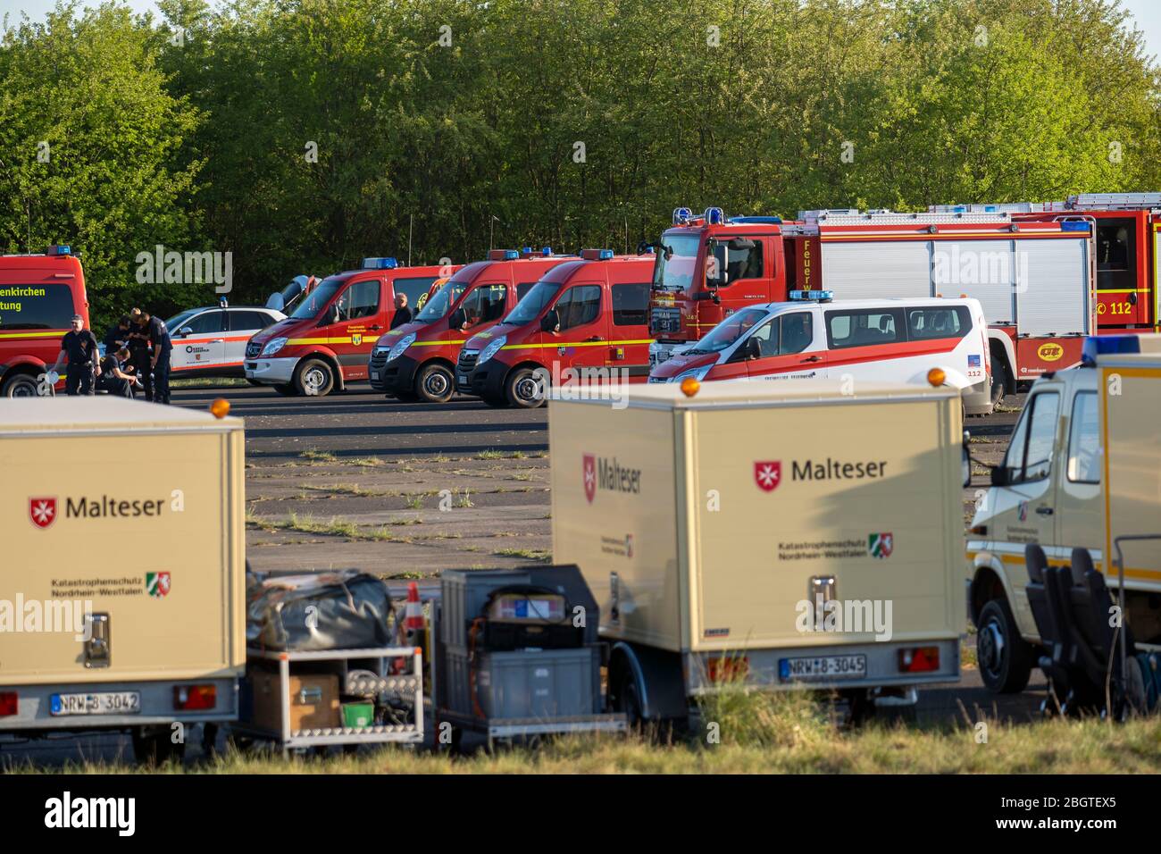 Waldbrand im deutsch-niederländischen Grenzgebiet bei NiederkrŸchten-Elmpt, in einem Naturschutzgebiet, Rettungsdienste aus ganz NRW im Einsatz, Katastrophe Stockfoto