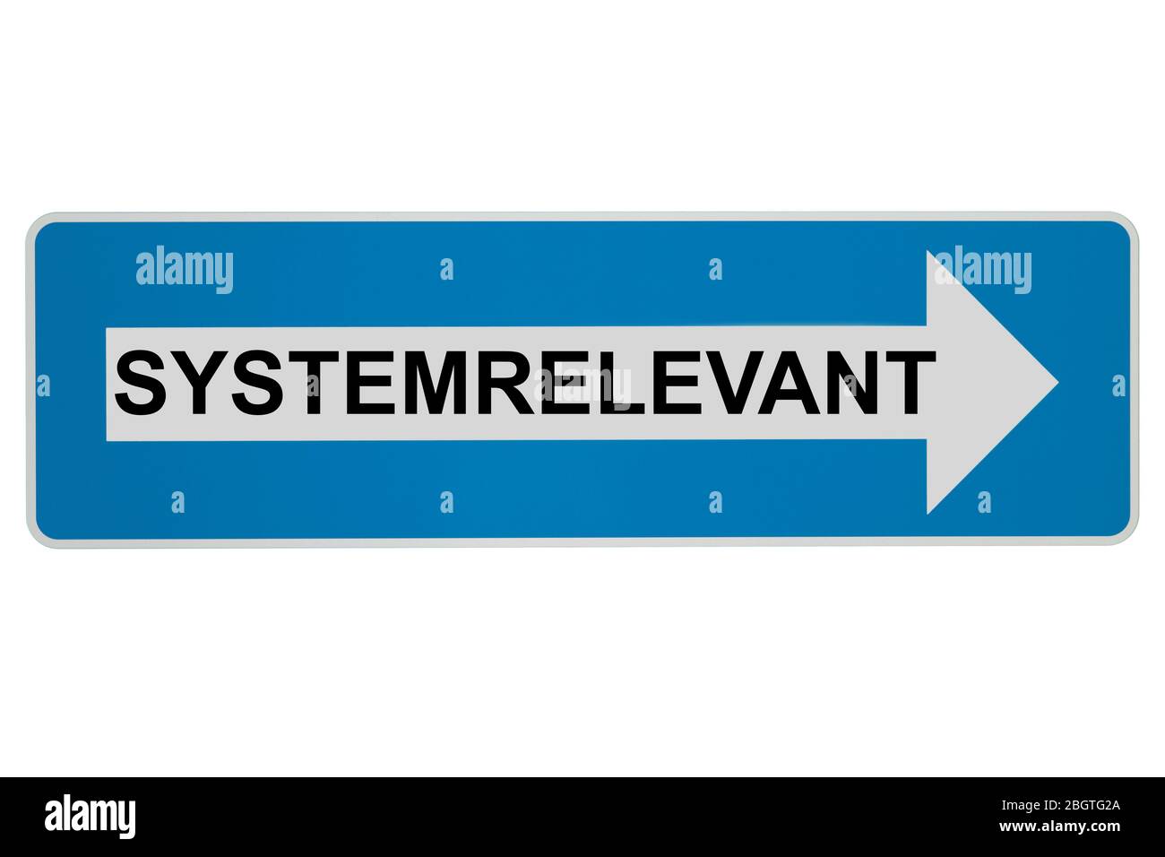Konzept: Systemrelevant in deutscher Sprache bedeutet systemisch signifikant - Arrow Road Schild auf weißem Hintergrund Stockfoto