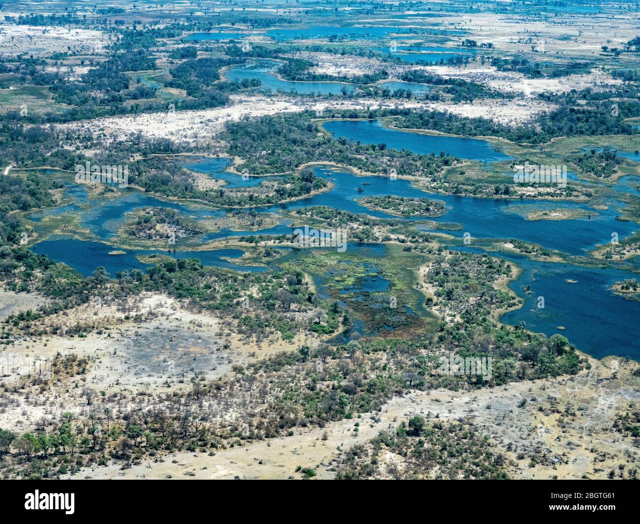 Luftaufnahme des Okavango-Deltas bei Dürreperioden im Frühherbst, Botswana, Südafrika. Stockfoto