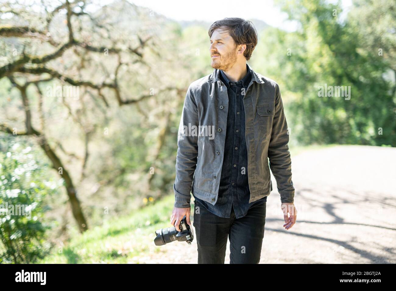Porträt von Wanderern, die an sonnigen Tagen in Kalifornien Fotos schießen Stockfoto