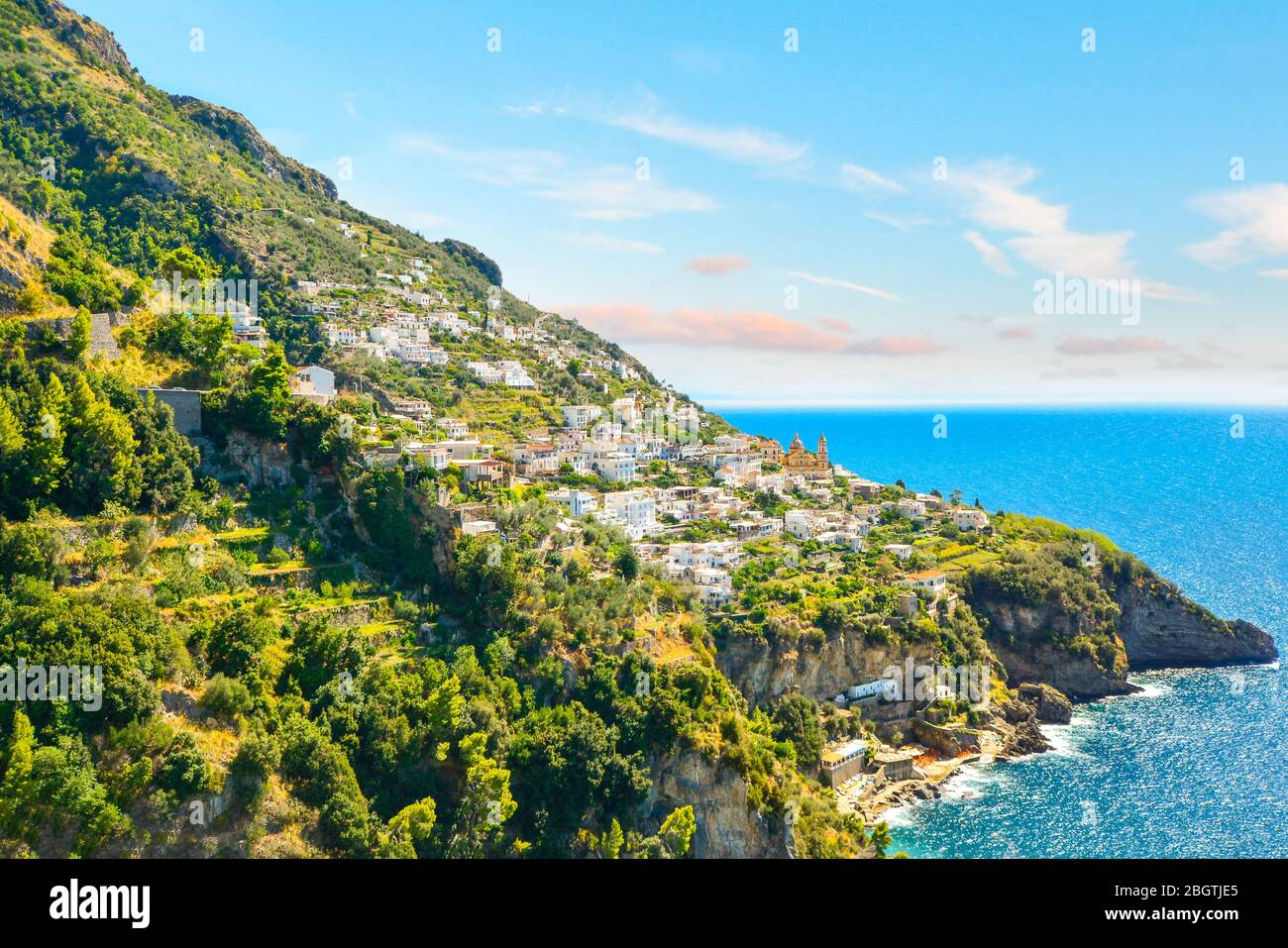 Ein Blick auf einem Hügel Stadt Praiano aus eine Fahrt entlang der Amalfiküste auf dem italienischen Mittelmeer Stockfoto