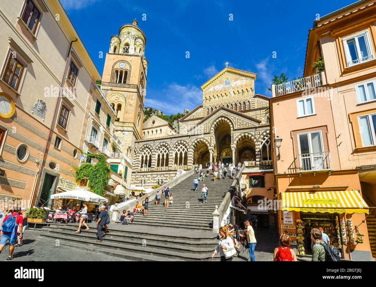 Die Kathedrale von Amalfi in der italienischen Stadt Amalfi mit Touristen kommen die Treppe hinunter an einem Sommertag im Mittelmeer Stockfoto