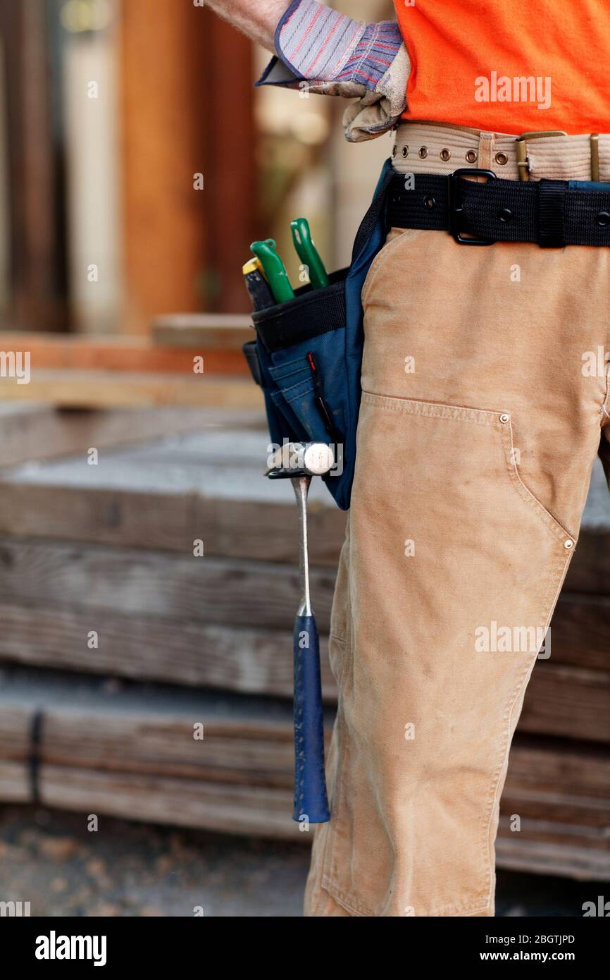 Nahaufnahme eines männlichen Konstruktcion Arbeiters, der Werkzeuggürtel trägt Stockfoto