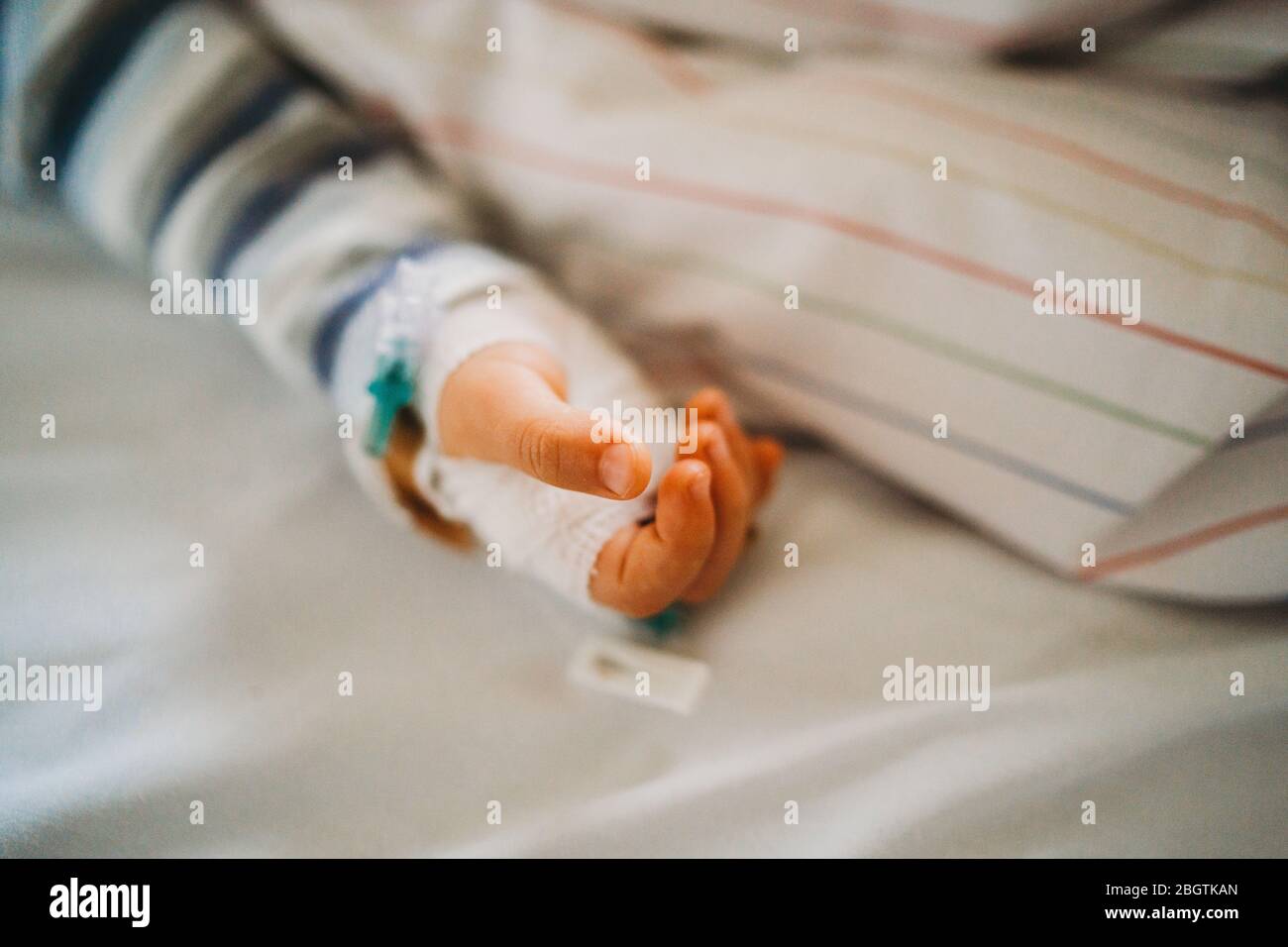 Baby Kind Hand mit IV krank im Krankenhaus mit einem Virus Coronavirus Stockfoto