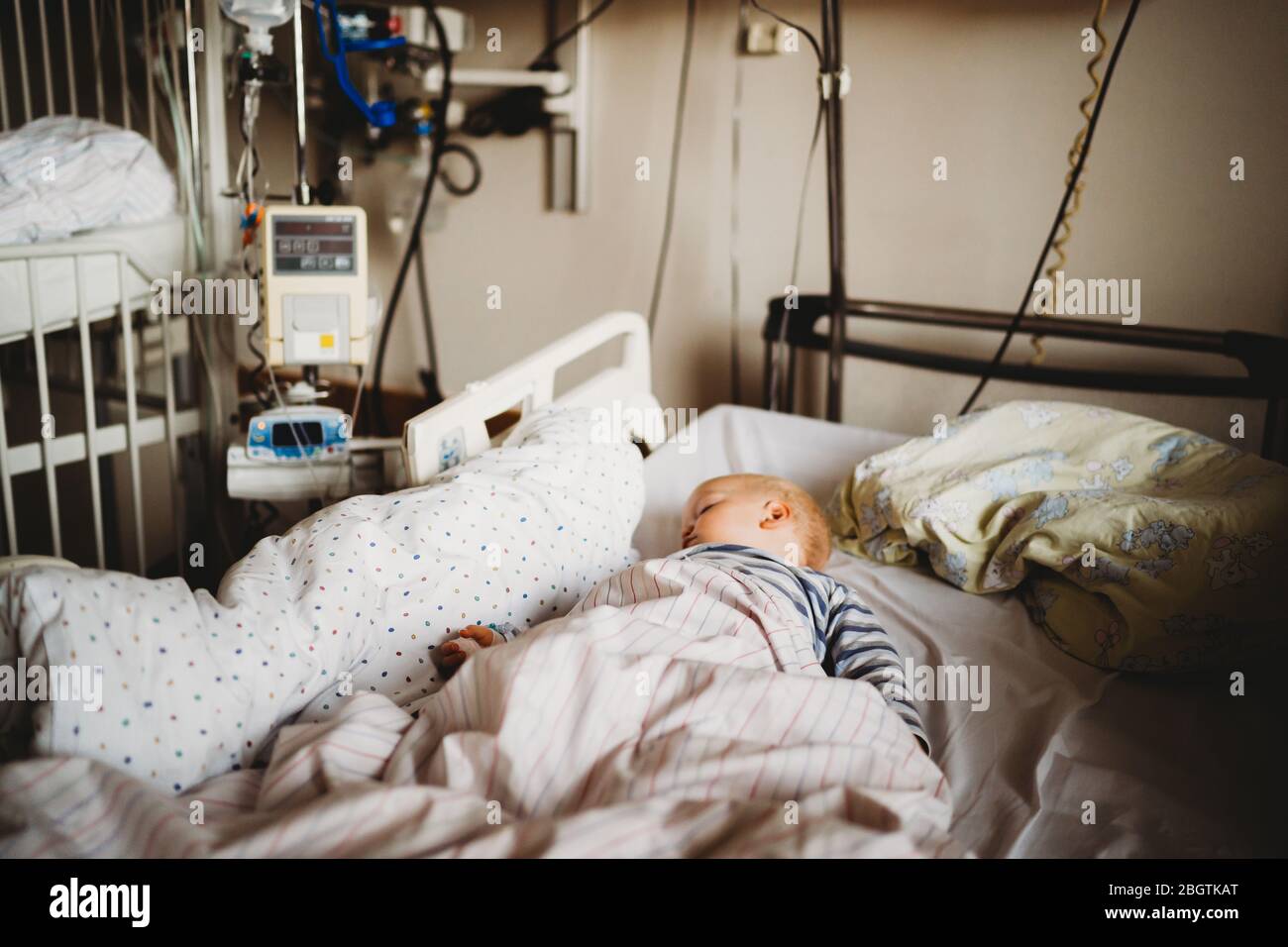 Baby im Krankenhaus krank mit einem Virus Coronavirus covid19 Stockfoto