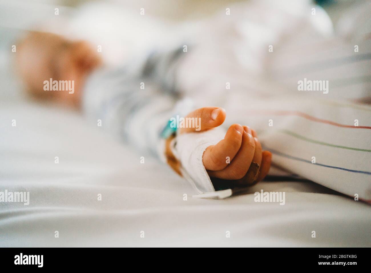 Baby Kind Hand mit IV krank im Krankenhaus mit einem Virus Coronavirus Stockfoto