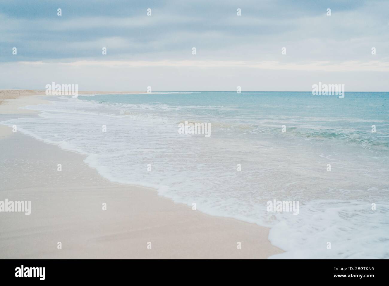 Ruhiger und friedlicher Strand an einem bewölkten, windigen Tag Stockfoto