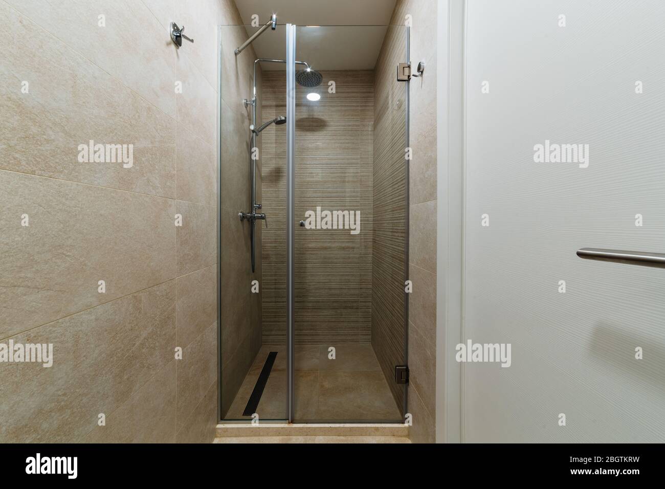 Sauber desinfiziert Wohnung Dusche.minimalistisch kleines Badezimmer interior.Infection Prävention.Haushalt Chores.Hausarbeit.Housekeeping.Reinigung und Stockfoto