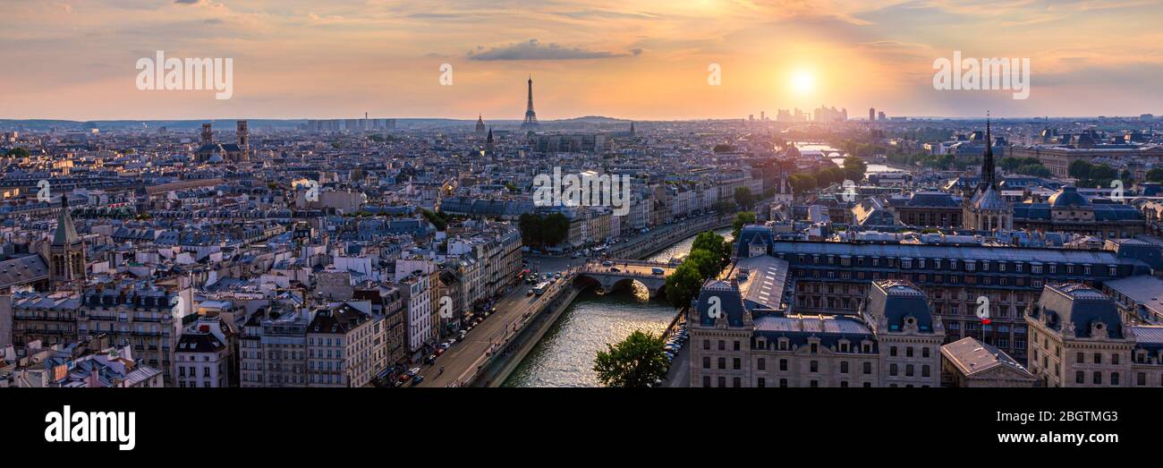 Panoramablick auf das Luftbild von Paris, dem Eiffelturm und Geschäftsviertel La Défense. Luftaufnahme von Paris bei Sonnenuntergang. Panoramablick auf die Skyline von Paris mit Ei Stockfoto