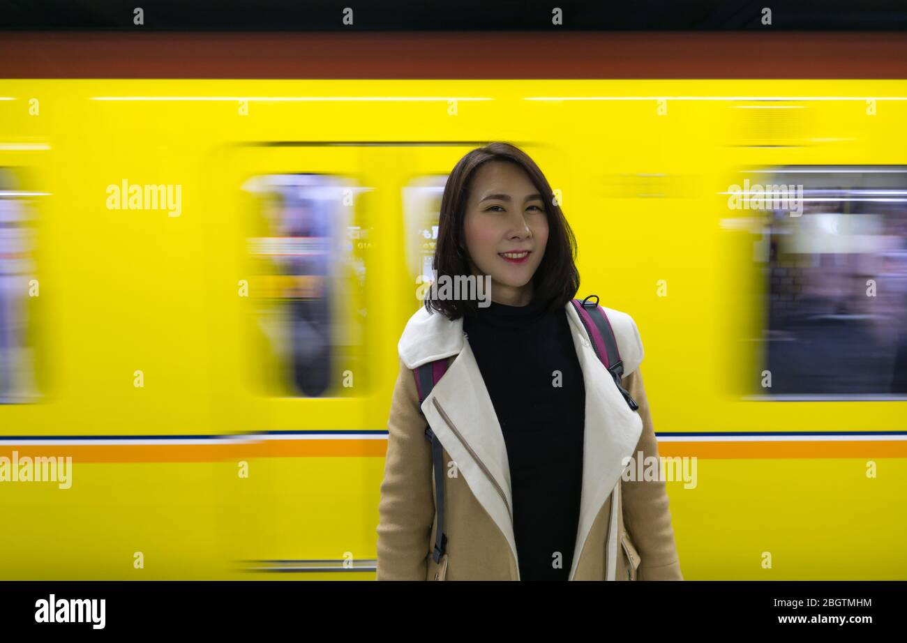 Zug kommt, Bewegungsunschärfe-Hintergrund einfangen, Porträt-Shooting für Irene im Bahnhof in Tokio, Japan Stockfoto Zug kommt, Bewegungsunschärfe-Hintergrund einfangen, Porträt-Shooting für Irene im Bahnhof in Tokio, Japan Stockfoto