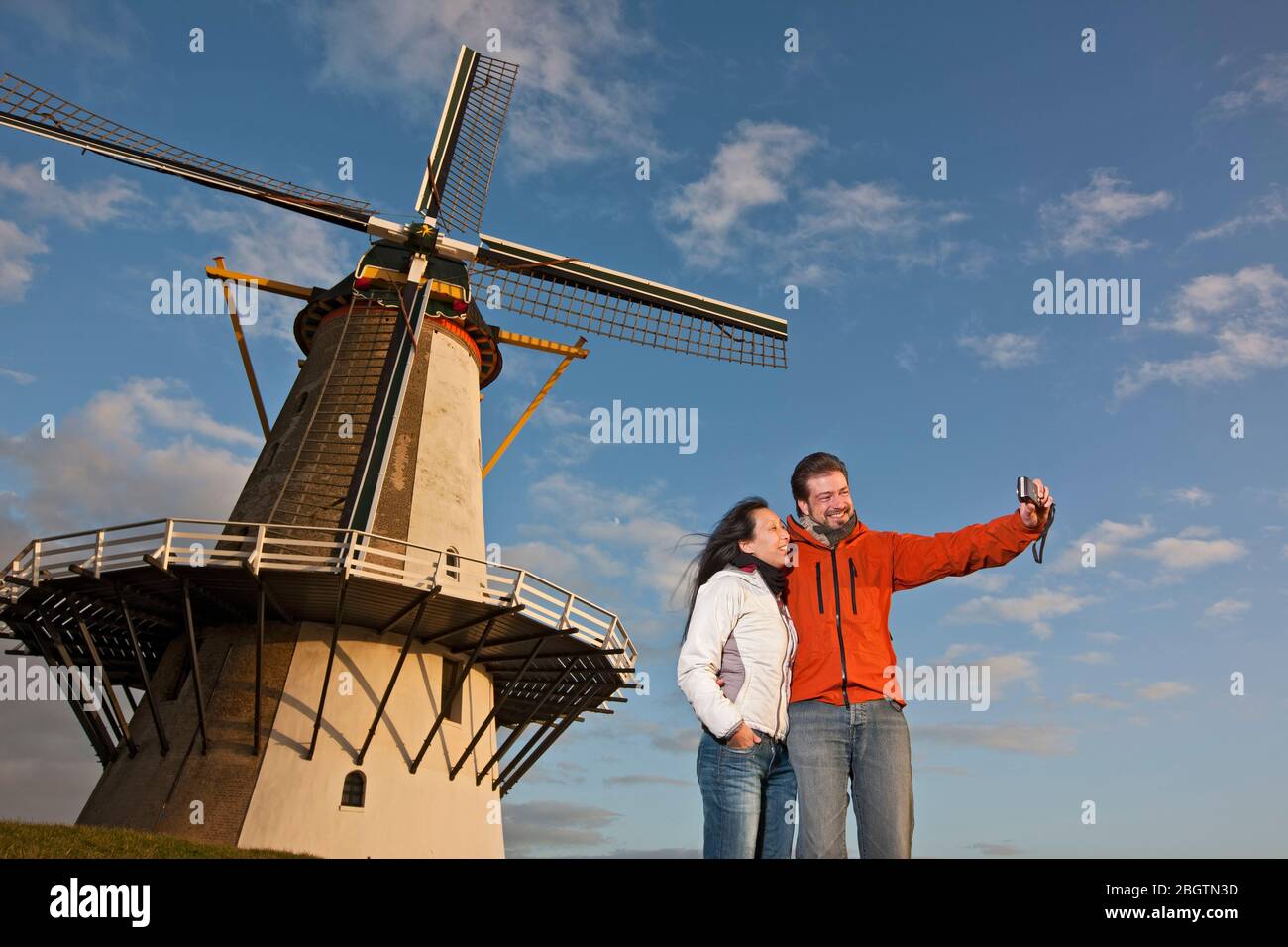 Reifes Paar beim Selfie mit Windmühle in den Niederlanden Stockfoto