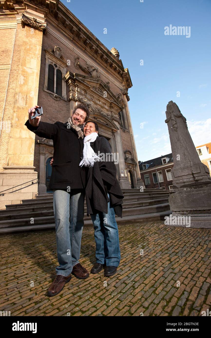 Reifes Paar beim Selfie im Stadtzentrum von Middelburgf Stockfoto