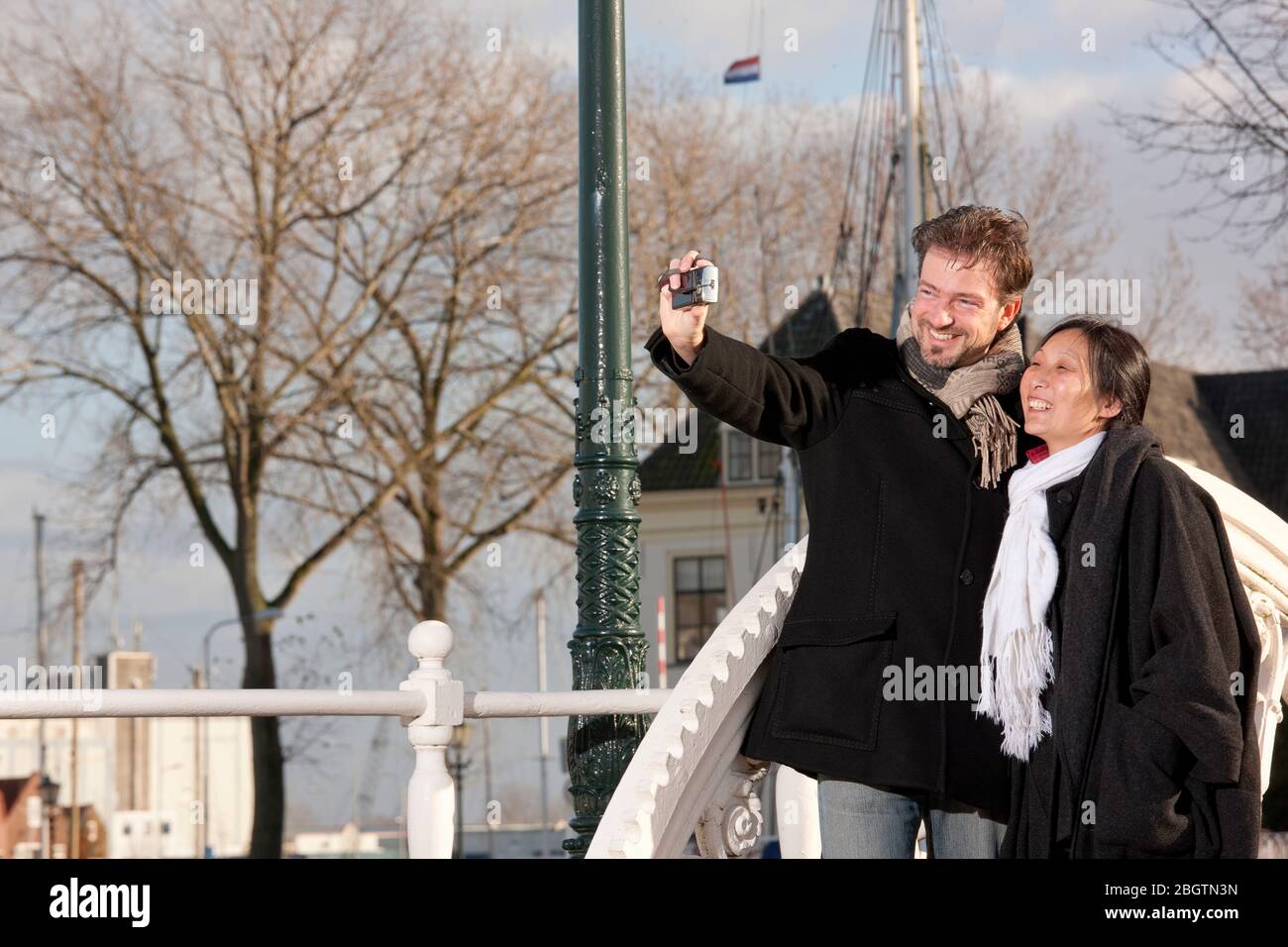 Reifes Paar, das Selfie in Middelburg auf einer kurzen Impfung nimmt Stockfoto